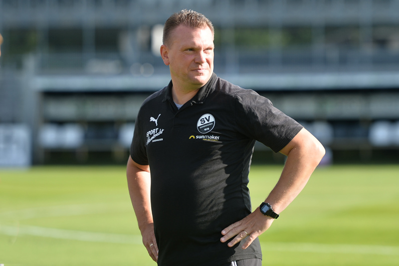 Zufrieden blickt SVS-Coach Uwe Koschinat auf eine positive Saison mit Platz 10 zurück