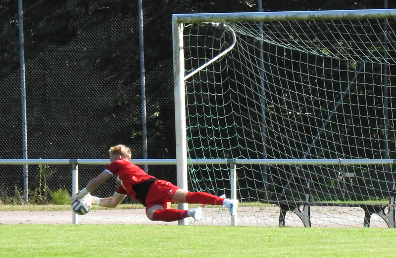 SV-Keeper Nico Romig in Aktion