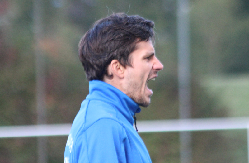 TSV-Coach Christopher Benz gibt Anweisungen an seine Spieler