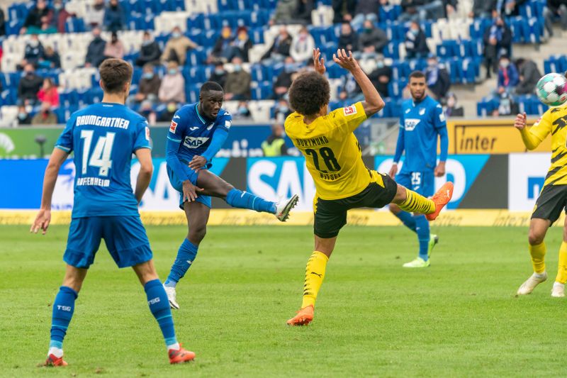 Diadie Samassékou versucht es mit einem Distanzschuss aufs Dortmunder Tor