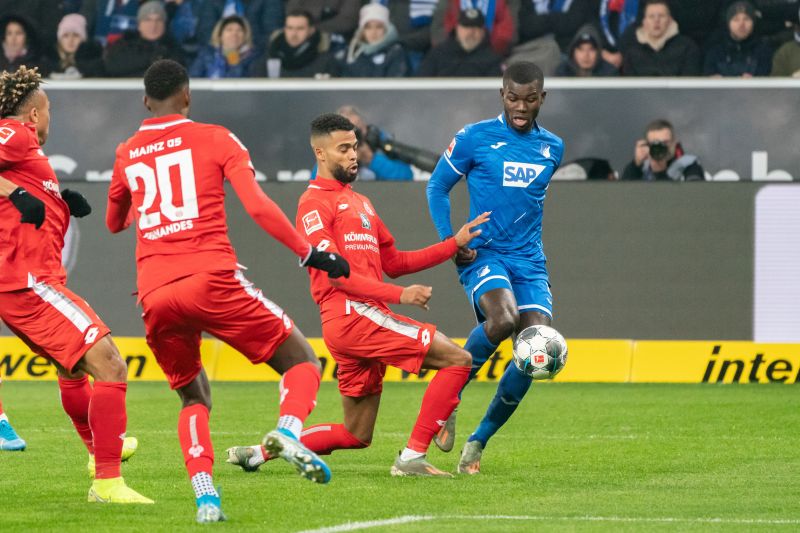 Ihlas Bebou (re.) setzt sich gegen seinen Mainzer Gegenspieler durch. Im Hinspiel traf der TSG-Stürmer zum 1:1-Endstand.