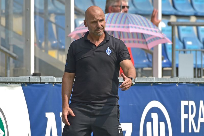 Der Ex-Waldhof-Coach Bernhard Trares soll Würzburg vor dem drohenden Abstieg retten
