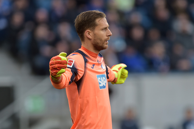 Torhüter Oliver Baumann blickt besorgt auf die aktuelle sportliche Situation der TSG Hoffenheim