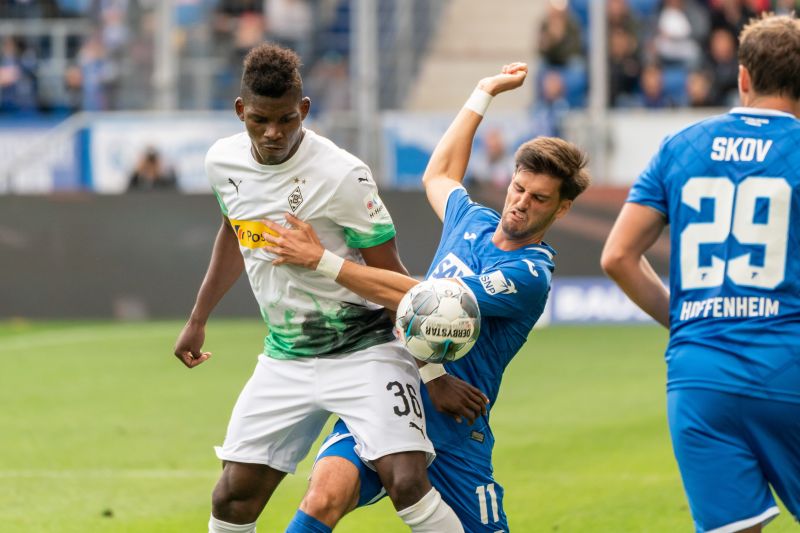 Florian Grillitsch gegen Breel Embolo (li.)