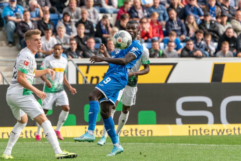 Matthias Ginter (li.) und Hoffenheims Ihlas Bebou mit konzentriertem Blick auf den Ball