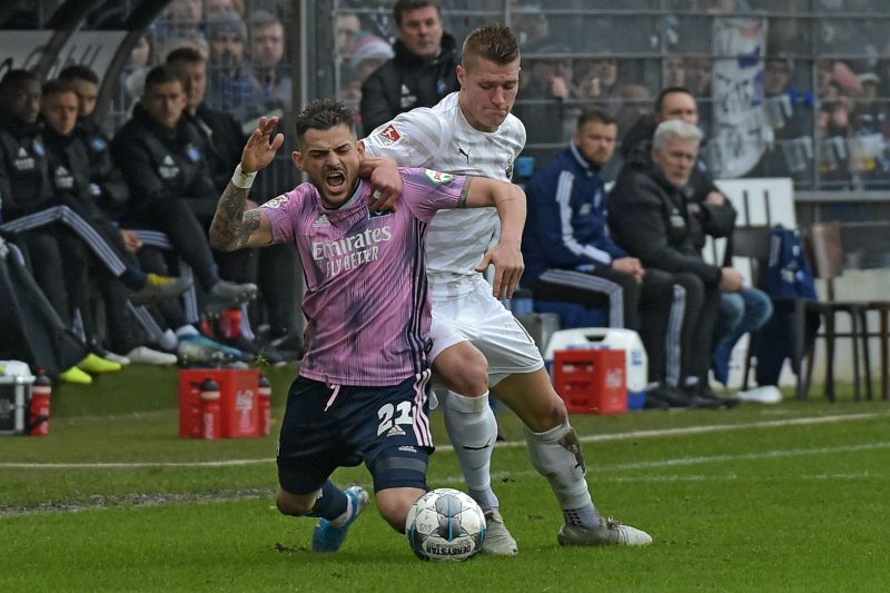 SVS-Torjäger Behrens (re.) setzt sich energisch gegen Hamburgs Leibold durch