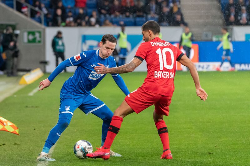 Sebastian Rudy (li.), hier im Duell mit dem Ex-Hoffenheimer Kerem Demirbay, bestreitet am Montagabend sein 250. Bundesligaspiel