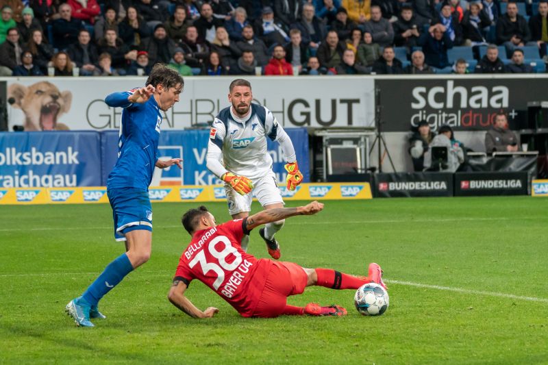 Skov (li.) gegen Bellarabi. Im Hintergrund TSG-Keeper Pentke