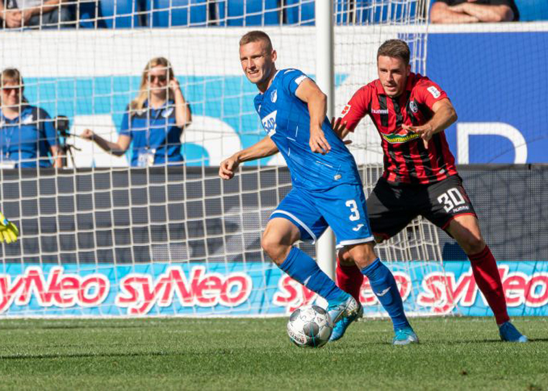 Pavel Kaderabek (li.) im Zweikampf mit Freiburgs Kapitän Christian Günter. Der Tscheche zählte beim Sieg über Gladbach zu den stärksten Hoffenheimern.