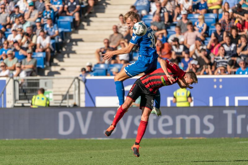 Hoffenheims Stefan Posch gewinnt das Kopfballduell gegen seinen Freiburger Gegenspieler.