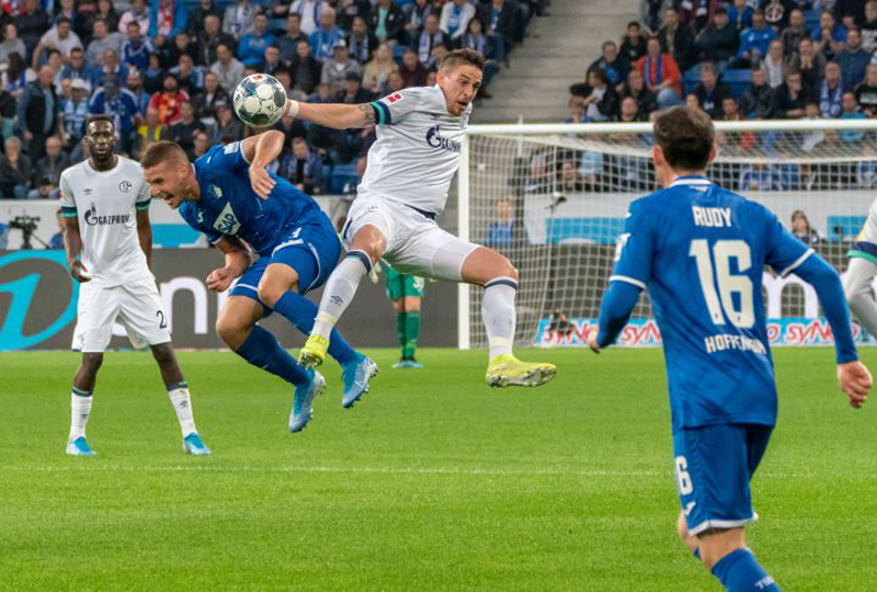 Hoffenheims Kaderabek (2.v.l.) beim Kopfballduell mit dem Schalker Oczipka