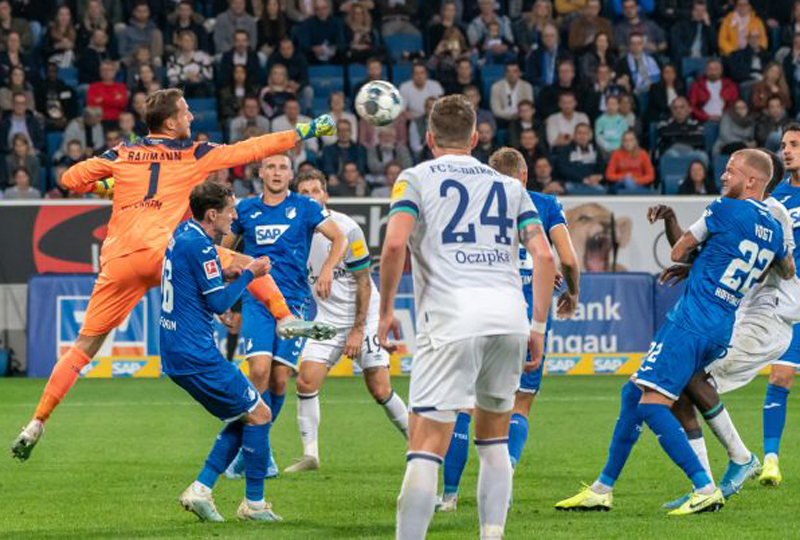 TSG-Keeper Baumann klärt per Faustabwehr