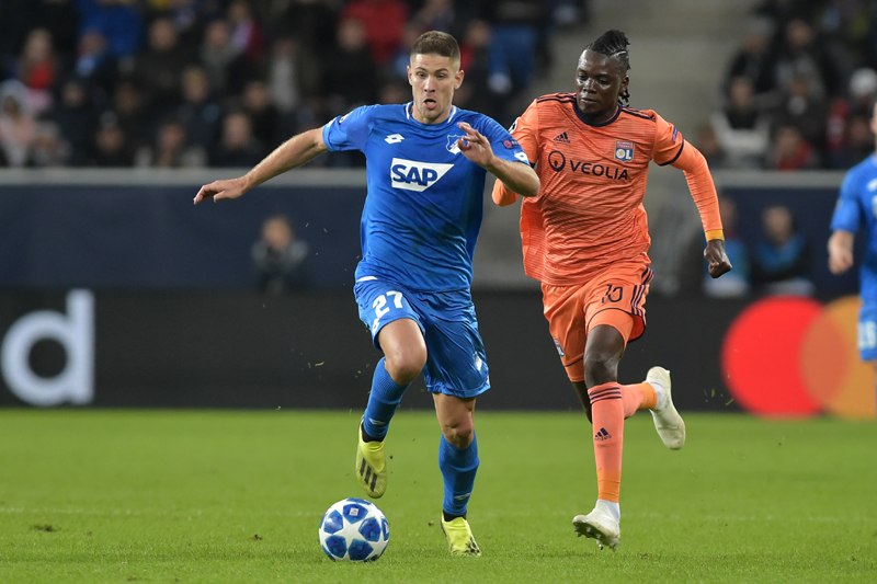 Andrej Kramaric im Champions League-Gruppenspiel gegen Olympique Lyon beim Laufduell mit Bertrand Traore