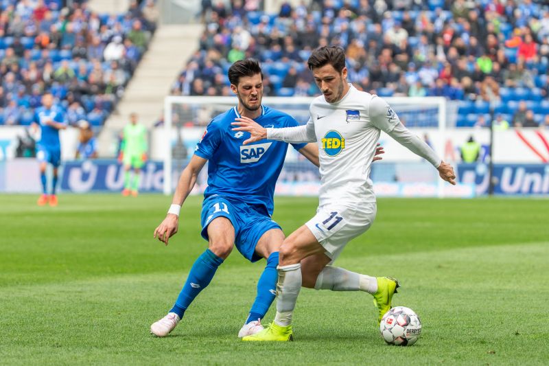 Hoffenheims Grillitsch (li.) im Zweikampf mit Berlins Mathew Leckie