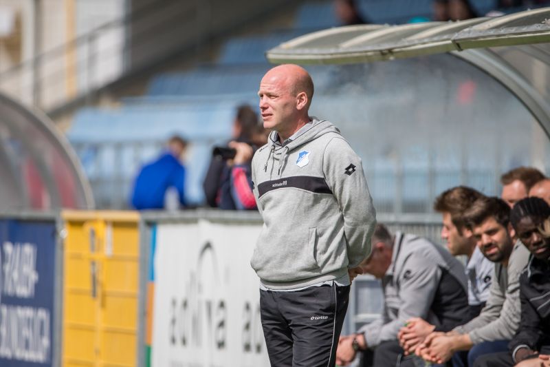 Rasiejewski verfolgt aufmerksam das Geschehen auf dem Spielfeld