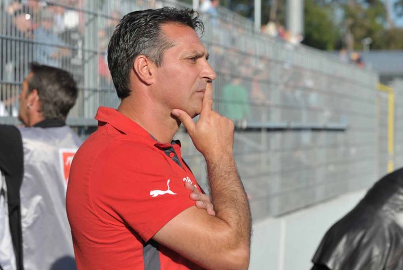 Nachdenklicher Blick bei Sandhausens neuem Cheftrainer Alois Schwartz. Mit welcher Herangehensweise wird er sein neues Team in Hannover auflaufen lassen?