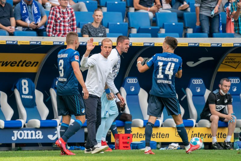 TSG-Trainer Hoeneß gratuliert Kaderabek (li.) zu dessen Torerfolg gegen Wolfsburg