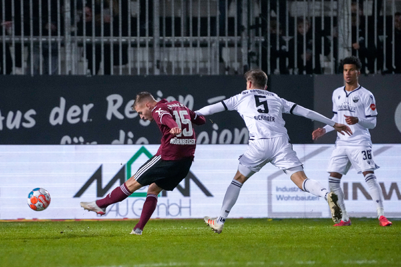 Fabian Nürnberger (li.) erzielt den 1:1-Ausgleich - Sandhausens Carlo Sickinger kommt zu spät