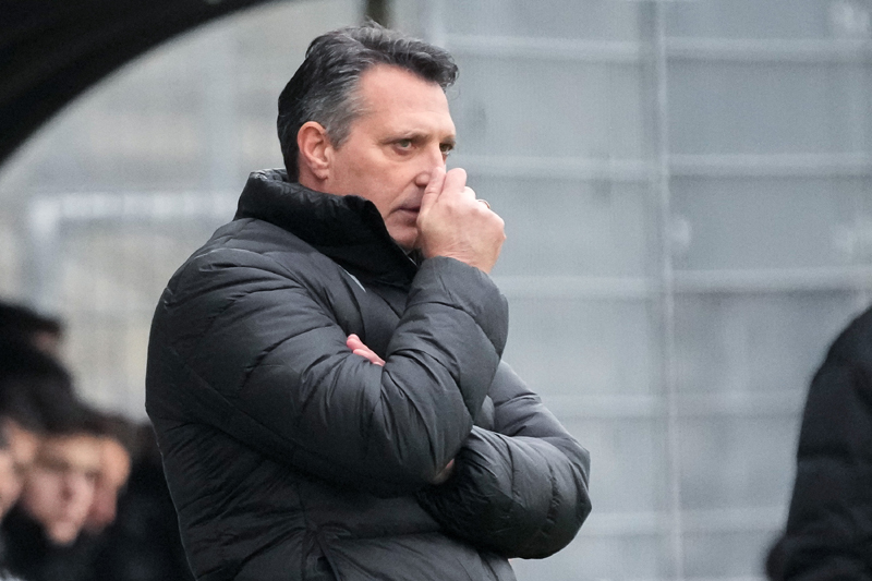 SVS-Coach Schwartz mit sorgenvollem Blick nach der enttäuschenden Vorstellung seiner Mannschaft gegen Regensburg. Für ihn kommt es am Sonntag in Karlsruhe zur Rückkehr an die alte Wirkungsstätte.