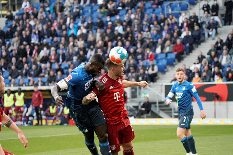 eines von vielen packenden Duellen: Hoffenheims Bebou (li.) gegen Bayerns Hernandez