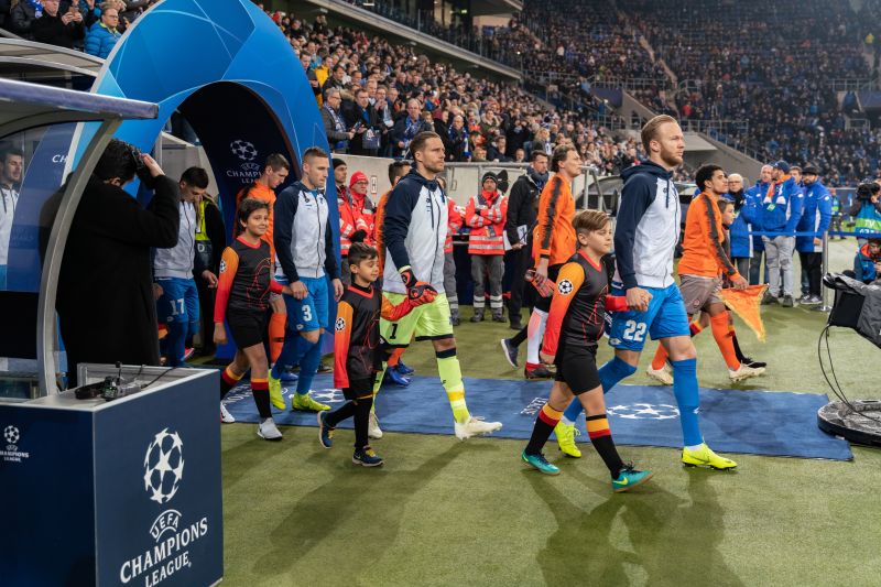 Der besondere Moment beim Einlaufen vor einem Champions League-Spiel. Die Hoffenheimer Vogt, Baumann und Kaderabek (von rechts) kennen diese prickelnde Atmosphäre.