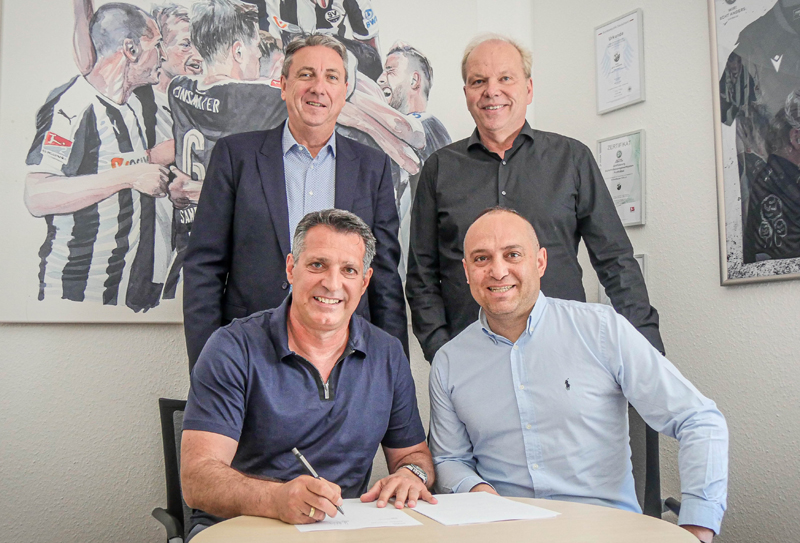 Stehend von links: SVS-Präsident Jürgen Machmeier und Volker Piegsa (Geschäftsführer SVS), Sitzend von links: Alois Schwartz (SVS-Cheftrainer) und Mikayil Kabaca (Sportlicher Leiter)