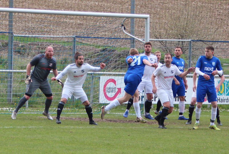 Schinkmanns Kopfball wird auf der Torlinie von einem Mühlbacher Spieler geklärt