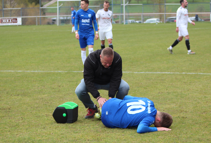 Joscha Rupp muss verletzt vom Platz