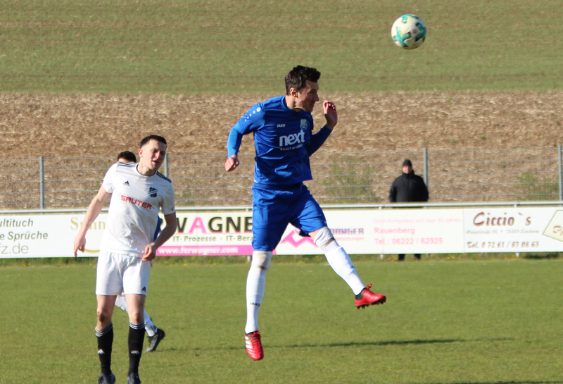 Markus Brecht beim Kopfball