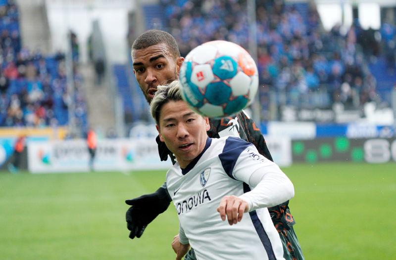 Gespannte Blicke in Richtung Ball bei Akpoguma (hinten) und Bochums zweifachem Torschützen Asano