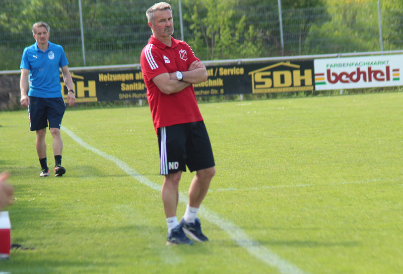 TSV-Coach Duric, im Hintergrund SVR-Trainer Heger
