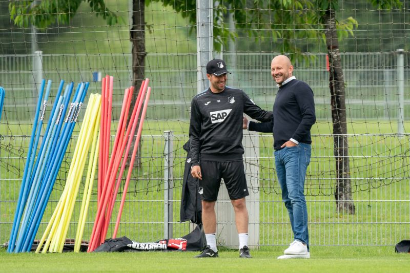 Hoffenheims Direktor Profifußball Alexander Rosen (re.) stellte sich zuletzt in der Öffentlichkeit voll und ganz hinter seinen Trainer