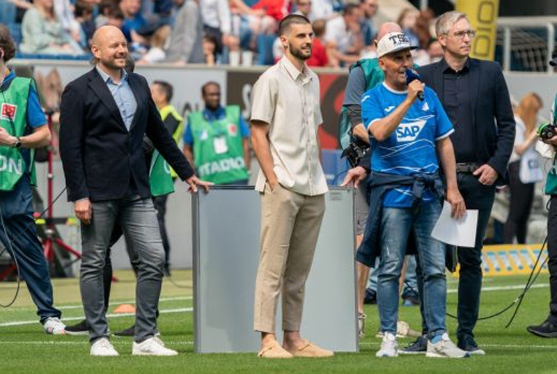 Florian Grillitsch (Mitte) bei seiner Verabschiedung vor dem letzten Hoffenheimer Heimspiel gegen Leverkusen