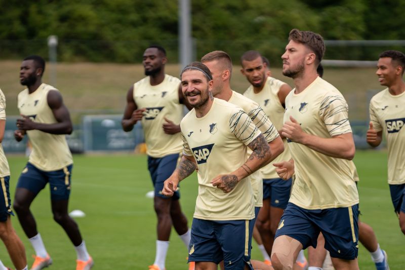 Stafylidis (Mitte) nahm zwar am TSG-Trainingsauftakt teil, liebäugelt aber mit einem Wechsel nach Bochum