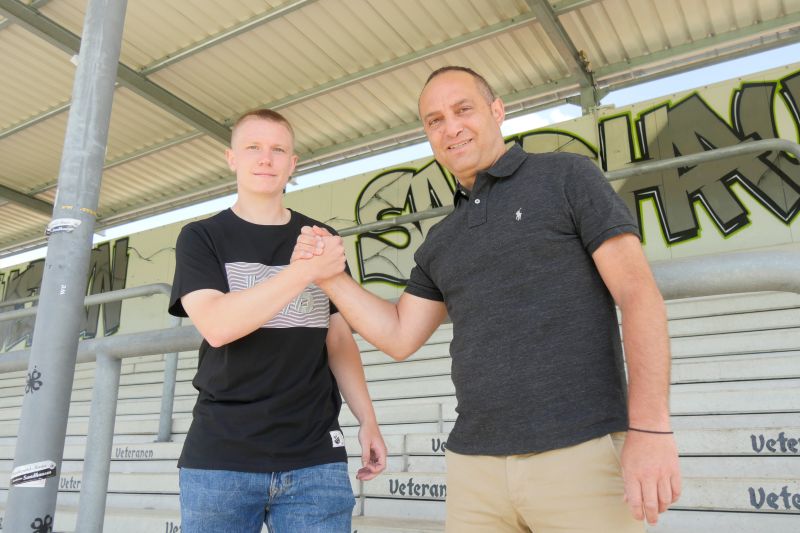 Philipp Ochs wird von Sandhausens Sportlichem Leiter Mikayil Kabaca im Hardtwaldstadion begrüßt