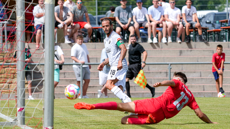 Dennis Diekmeier erzielt für den SVS das 5:0 - Paul Notheisen (re.) vom TuS Mingolsheim) kommt zu spät