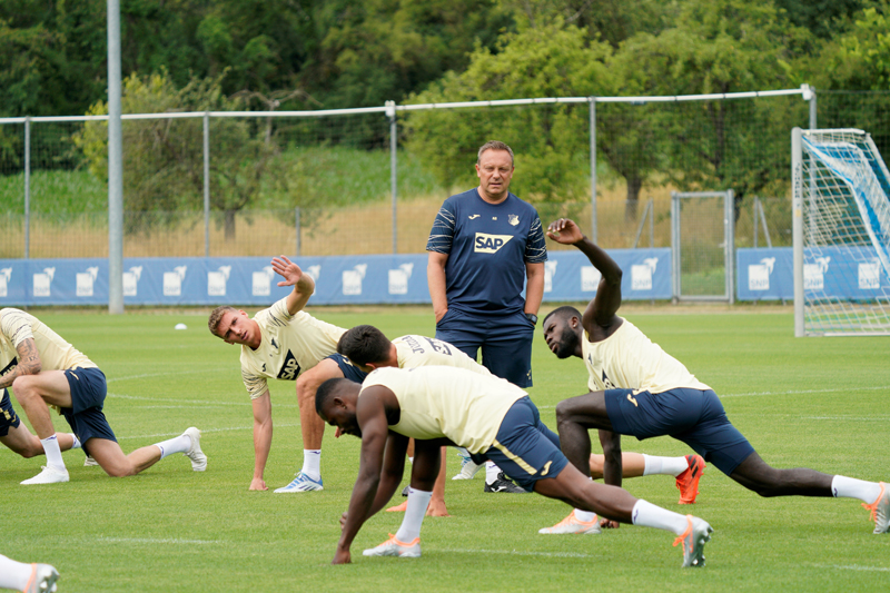 Breitenreiter beobachtet die Gymnastikübungen seiner Spieler