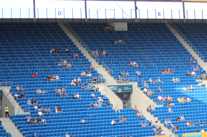 Viele leere Ränge in der Arena