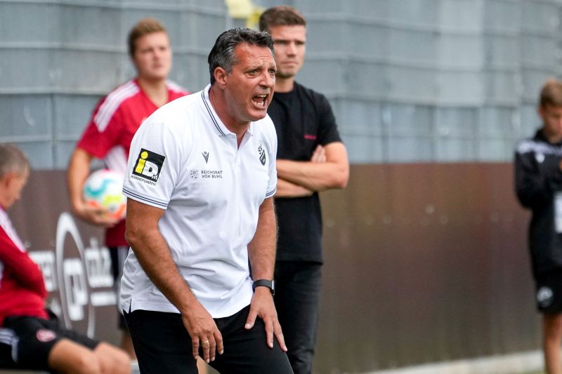 SVS-Coach Alois Schwartz mit deutlichen Anweisungen an sein Team