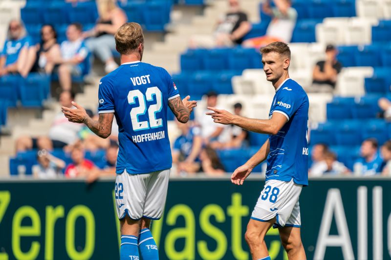 Posch (re.) brachte sein Team bereits nach 19 Minuten in numerische Unterzahl