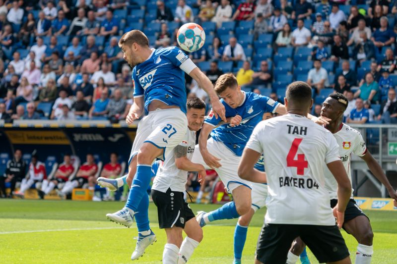 Kramaric (li.) und Baumgartner versuchen vor den Leverkusener Gegenspielern an den Ball zu kommen