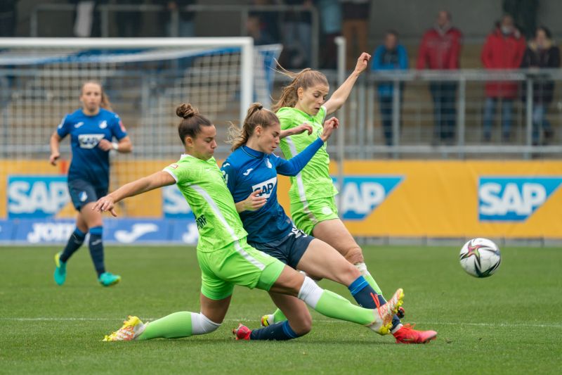 Jule Brand (Mitte) spielt jetzt für Wolfsburg