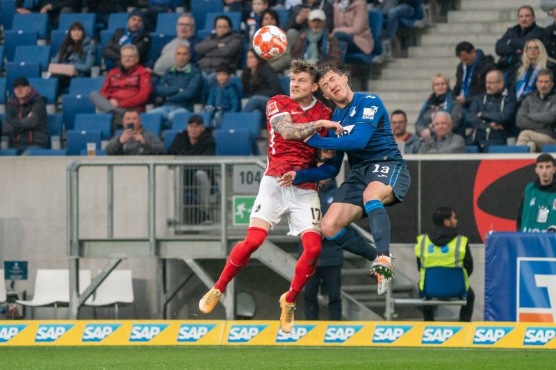 Stiller (re.) beim Kopfballduell