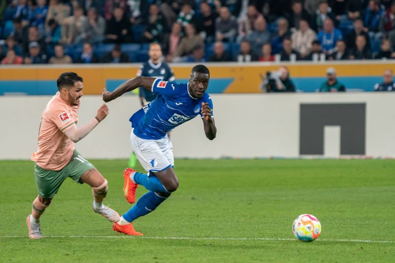 Defensivspieler Stanley Nsoki (re.) enteilt mit großen Schritten Bremens Leonardo Bittencourt