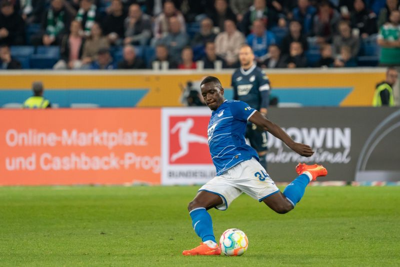 Stanley Nsoki beim Torschuss