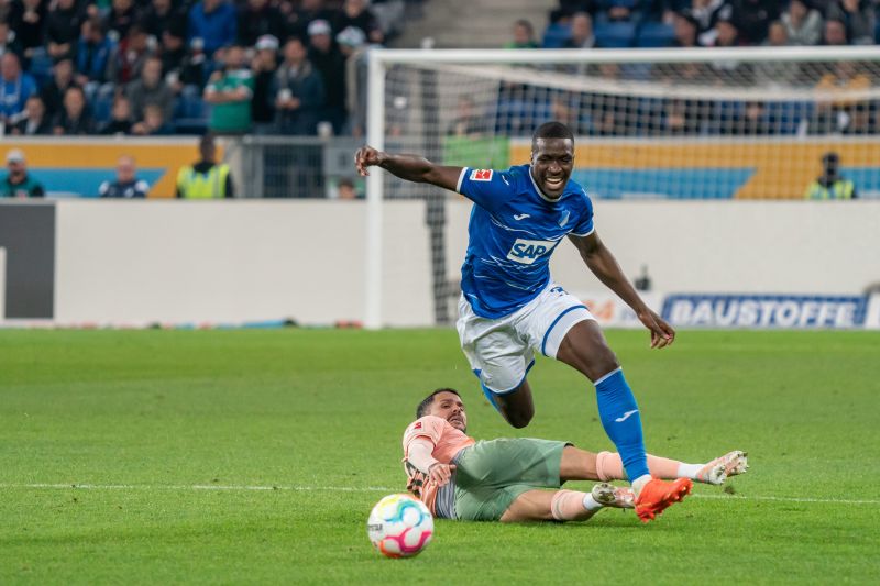 Stanley Nsoki setzt sich Bremens Bittencourt durch