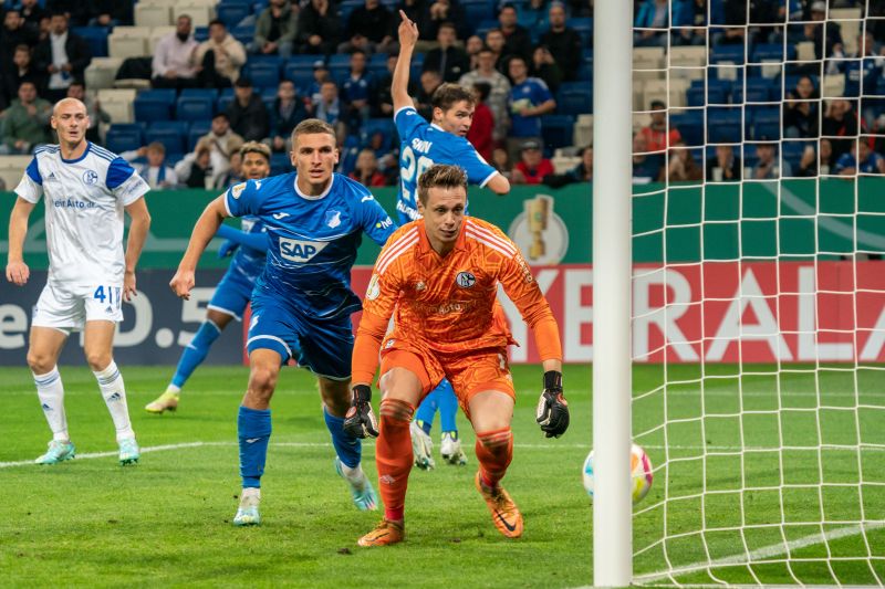 Schalke-Keeper Schwolow kann nur noch hinterhersehen. Sein Glück, der Hoffenheimer Treffer wurde nicht anerkannt.