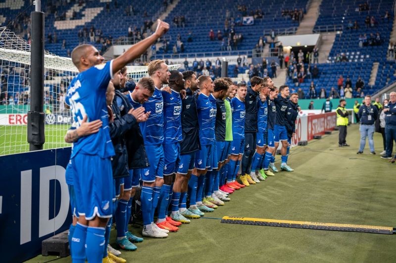 Mannschaft und Fans feiern ausgelassen den Einzug ins Pokal-Achtelfinale