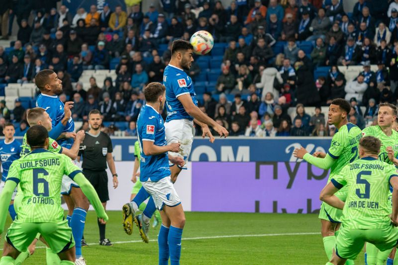 Ozan Kabak verfehlt mit diesem wuchtigen Kopfball knapp das Wolfsburger Tor