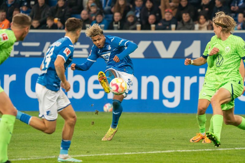 Georgino Rutter schlenzt den Ball knapp am langen Eck vorbei